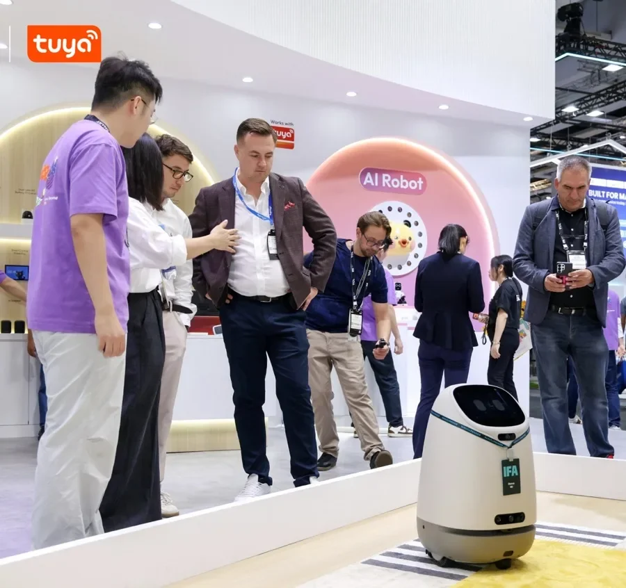 Tuya fuar alanında Doova robotunu inceleyen ziyaretçiler